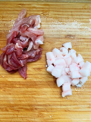 简单易做的下饭菜－蒜苔炒肉的做法 步骤2