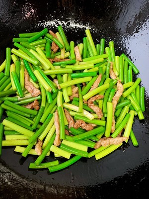 简单易做的下饭菜－蒜苔炒肉的做法 步骤5