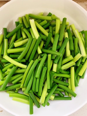 简单易做的下饭菜－蒜苔炒肉的做法 步骤1