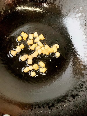 简单易做的下饭菜－蒜苔炒肉的做法 步骤3